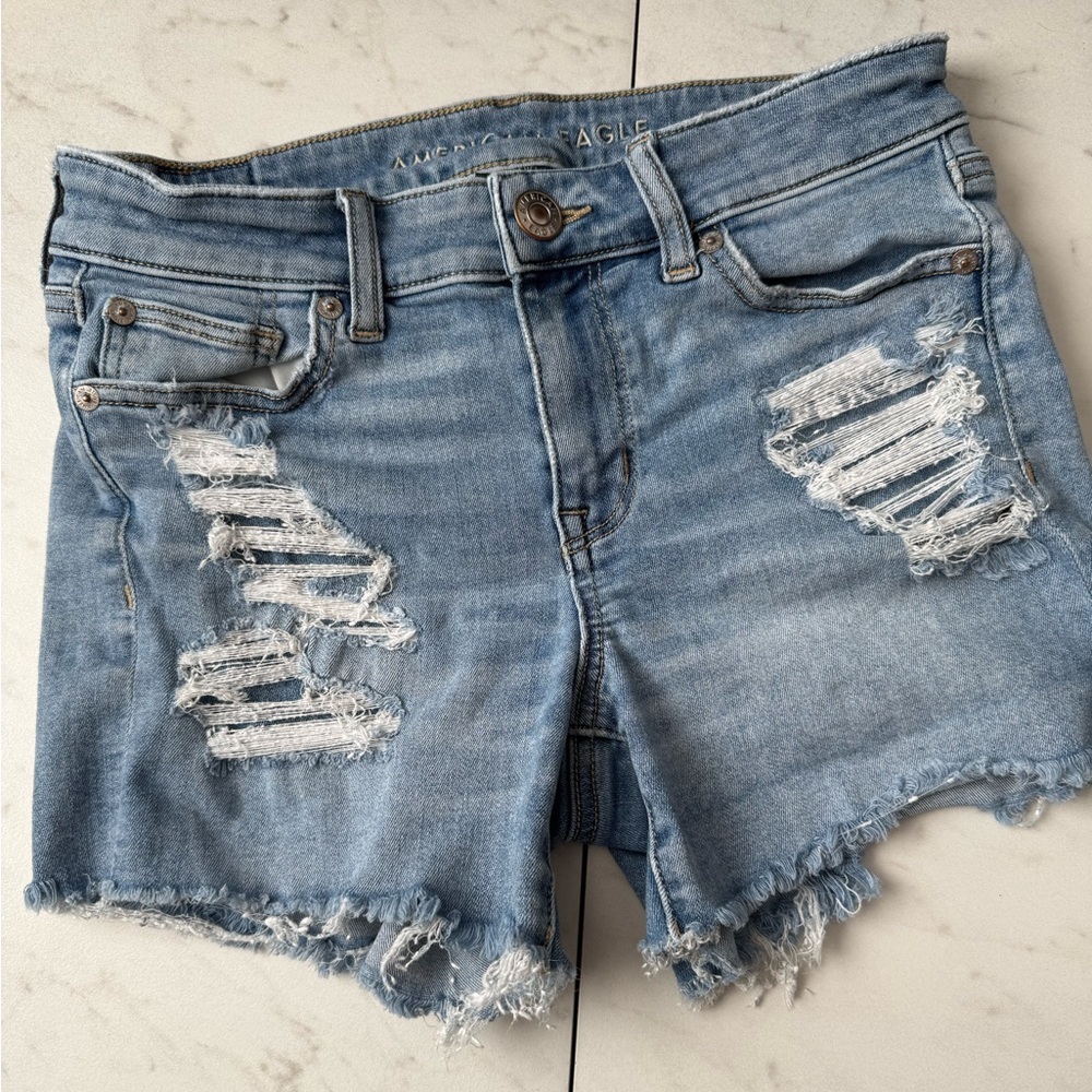 AMERICAN EAGLE Distressed Shortie Shorts; size 4